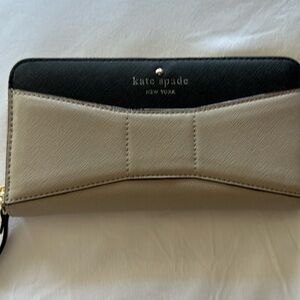 Kate Spade expandable wallet in excellent condition with zipper close